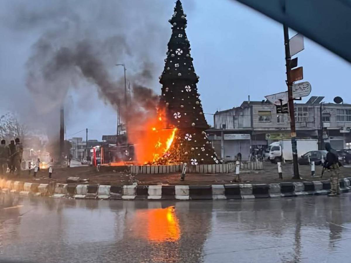 Siria, miliziani bruciano un albero di Natale. Esplodono le proteste dei cristiani