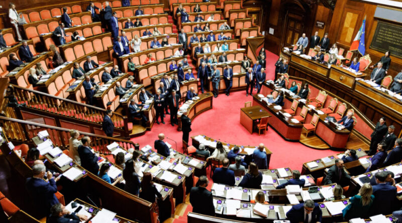 Ultimo passaggio (blindato) per la legge di bilancio in Senato. Sabato il via libera. Le opposizioni: “Parlamento mortificato”