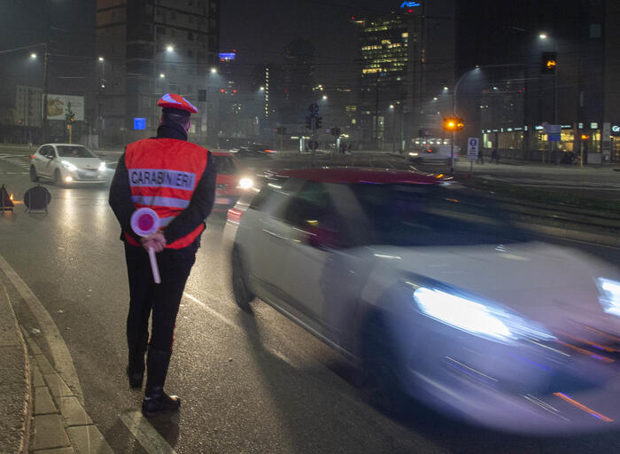 Ubriaco cerca di bloccare le auto per tornare a casa, multato