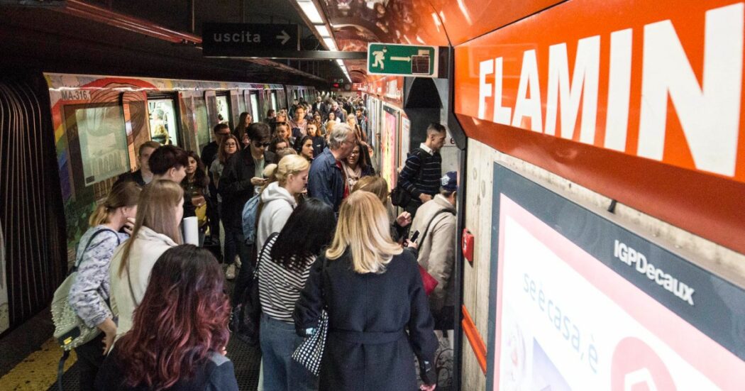 Roma, incendio in un cantiere vicino a villa Borghese: chiuse per il fumo le stazioni della metro Spagna e Flaminio