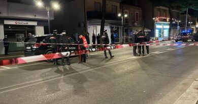 Accoltella cinque persone e si avventa contro i carabinieri, ucciso