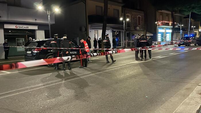 Accoltella cinque persone e si avventa contro i carabinieri, ucciso