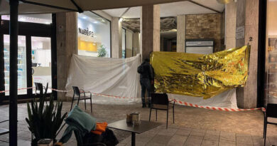 Responsabile della sicurezza di un supermercato accoltellato a morte in pieno centro a Bergamo