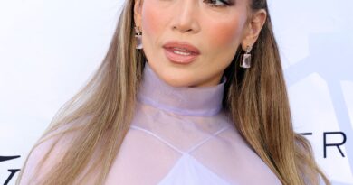 Jennifer Lopez riporta in auge il look da cameriera a Manhattan