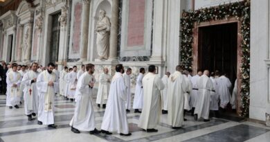 Aperta la quinta porta santa a San Paolo fuori le mura