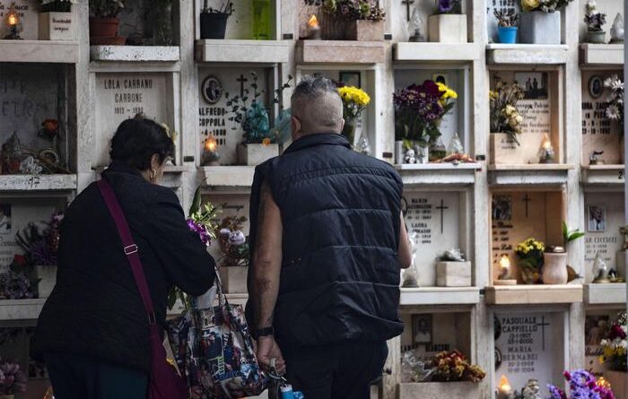 Vanno in cimitero a Udine e non trovano le tombe dei genitori