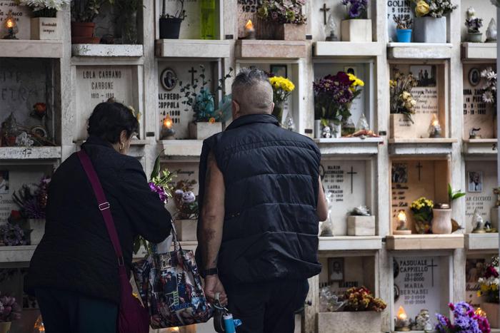 Vanno in cimitero a Udine e non trovano le tombe dei genitori