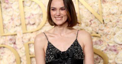 Keira Knightley debutta con un bob rasato ai Golden Globes 2025