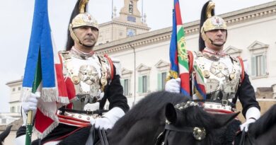 Festa del Tricolore, cambio della Guardia solenne al Colle. Mattarella: la bandiera riassume i valori di libertà e democrazia