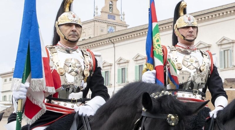 Festa del Tricolore, cambio della Guardia solenne al Colle. Mattarella: la bandiera riassume i valori di libertà e democrazia