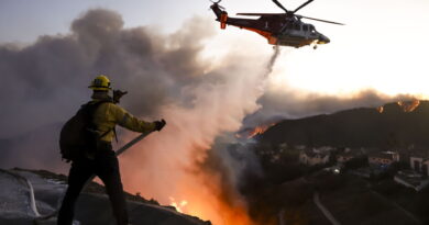 Los Angeles brucia, salgono a 80.000 gli evacuati. Almeno due morti