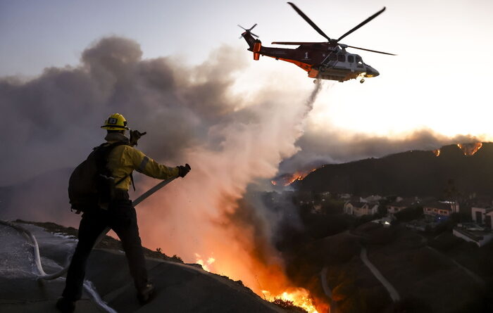 Los Angeles brucia, salgono a 80.000 gli evacuati. Almeno due morti