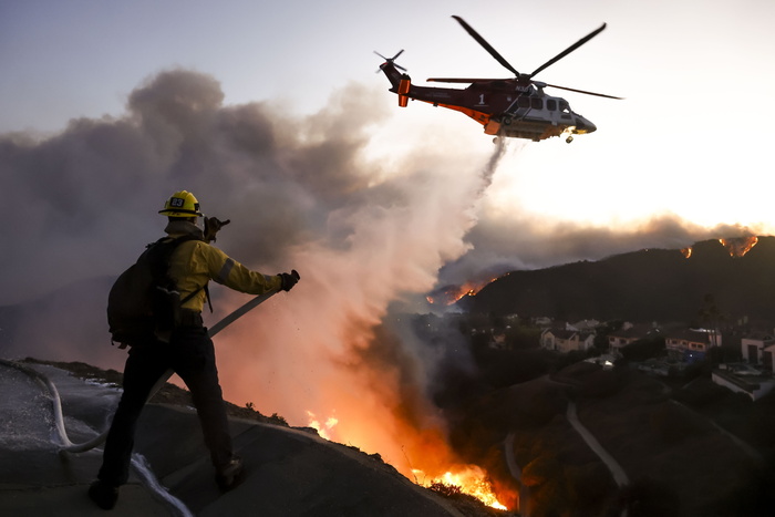 Los Angeles brucia, salgono a 80.000 gli evacuati. Almeno due morti