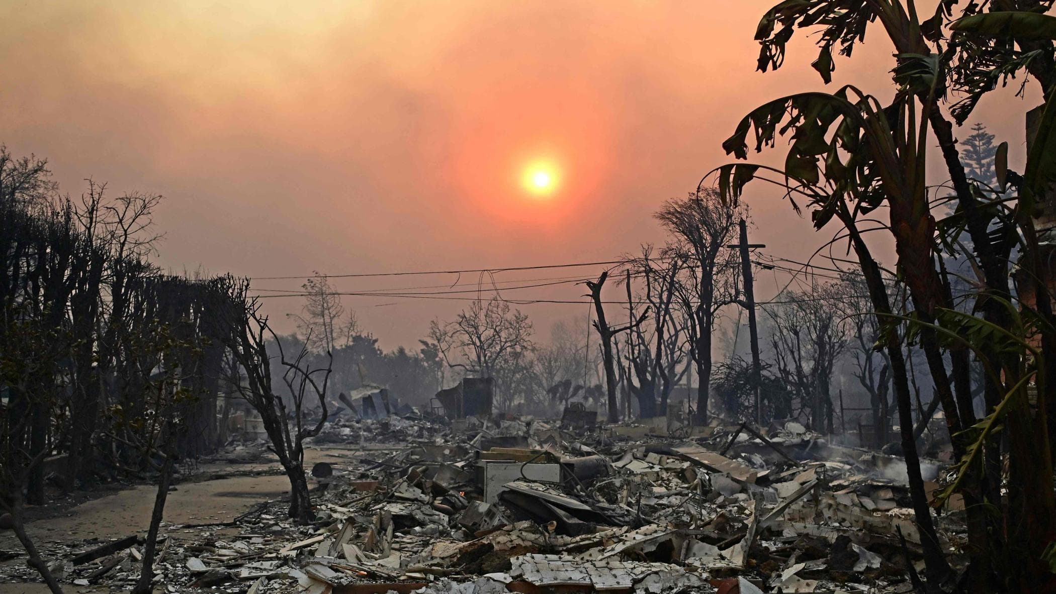 Los Angeles, notizie sull’incendio. Cinque morti. Sindaca: “Gli idranti non riescono a gestire la devastazione”