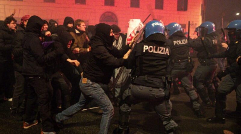 Cortei per Ramy, a Roma scontri tra manifestanti e Polizia. Lancio di bottiglie e petardi contro gli agenti, che caricano