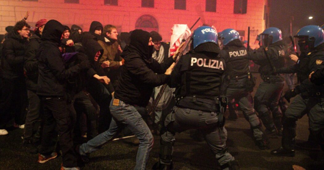 Cortei per Ramy, a Roma scontri tra manifestanti e Polizia. Lancio di bottiglie e petardi contro gli agenti, che caricano