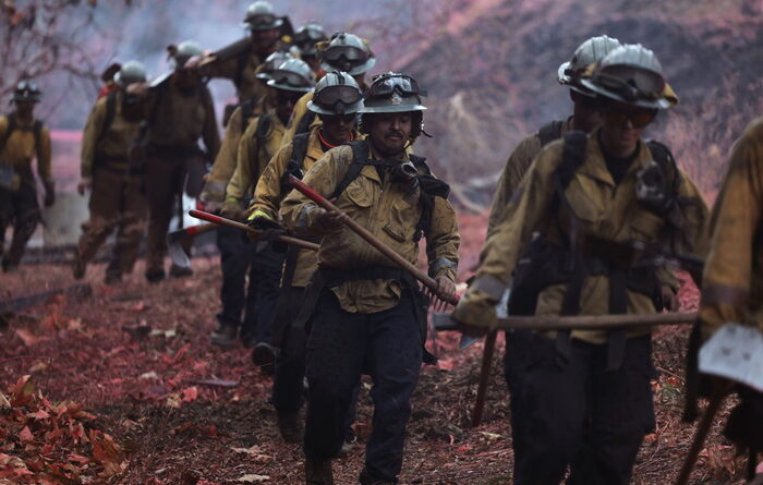 Los Angeles nella morsa del fuoco, il vento si rafforza