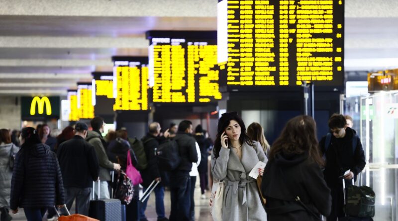 Caos treni, ritorno alla regolarità. Ma ora si pensa al cambio vertici di Trenitalia