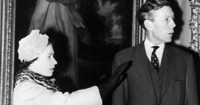 La regina è stata tenuta all’oscuro del traditore di palazzo Anthony Blunt, rivelano documenti declassificati