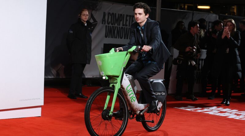 Timothée Chalamet accessorierà il suo outfit da premiere con una bicicletta Lime