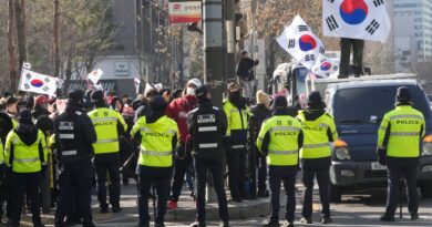 Il presidente della Corea del Sud si presenta all’udienza mentre migliaia di sostenitori si radunano vicino al tribunale