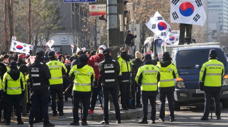 Il presidente della Corea del Sud si presenta all’udienza mentre migliaia di sostenitori si radunano vicino al tribunale