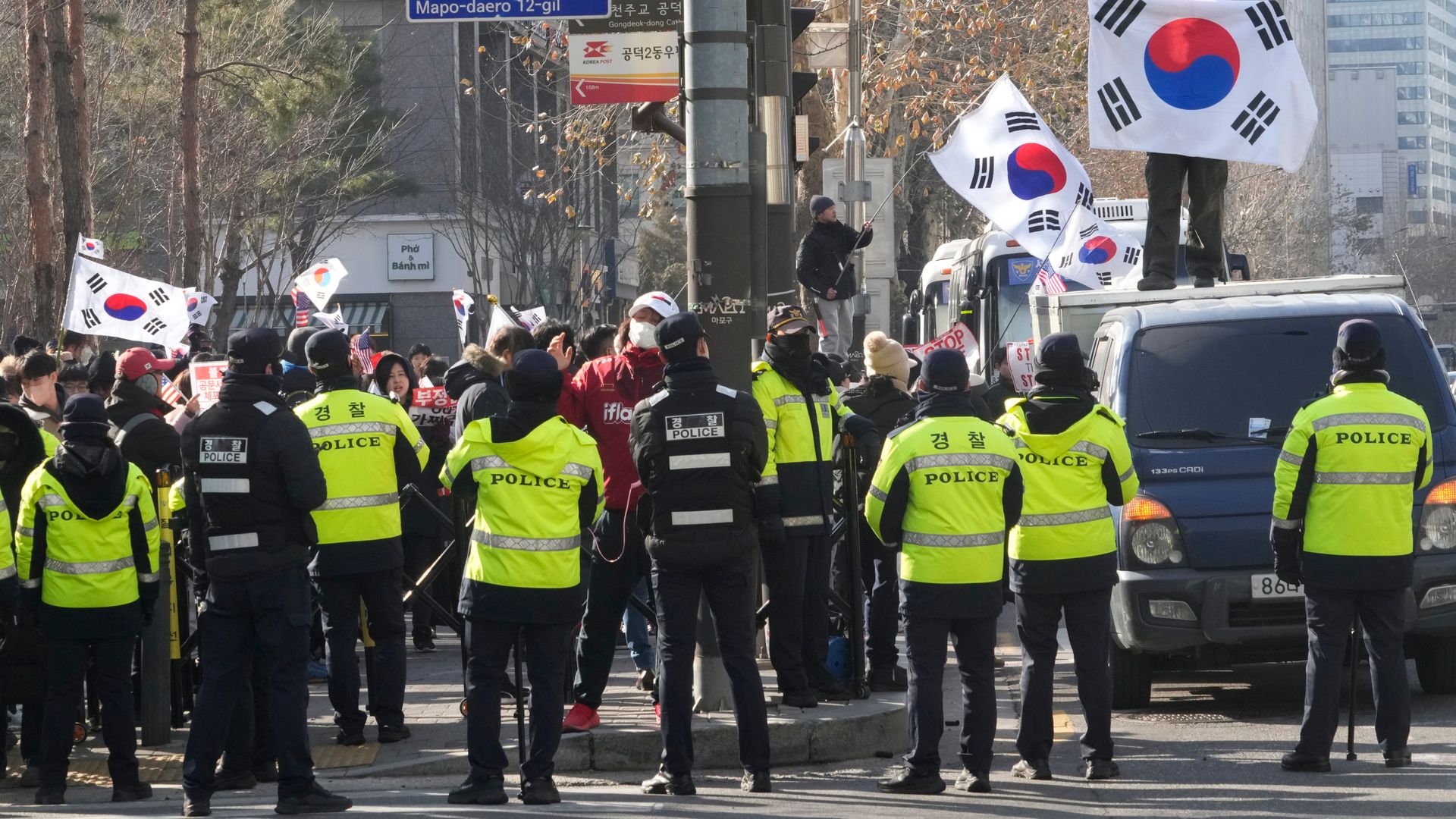 Il presidente della Corea del Sud si presenta all’udienza mentre migliaia di sostenitori si radunano vicino al tribunale