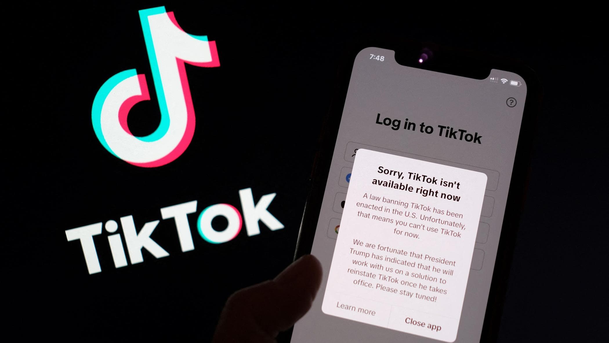 TikTok oscurato negli Stati Uniti. Messaggio agli utenti: “Per fortuna arriva Trump”