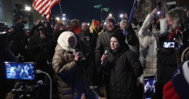 grazie, signor Trump: I sostenitori dei rivoltosi del Campidoglio incarcerati si riuniscono fuori dal carcere in attesa del loro rilascio