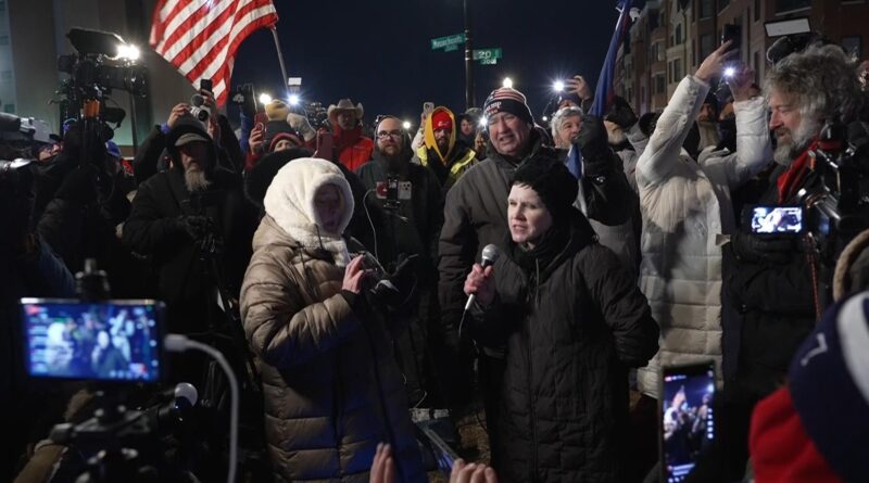 grazie, signor Trump: I sostenitori dei rivoltosi del Campidoglio incarcerati si riuniscono fuori dal carcere in attesa del loro rilascio