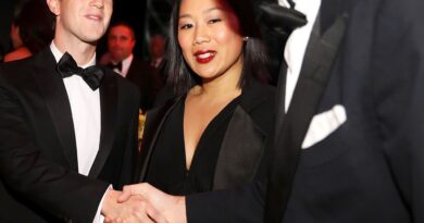 Priscilla Chan, in Bottega Veneta per l’inaugurazione, si schiera con Mark Zuckerberg e l’ordine mondiale di Trump