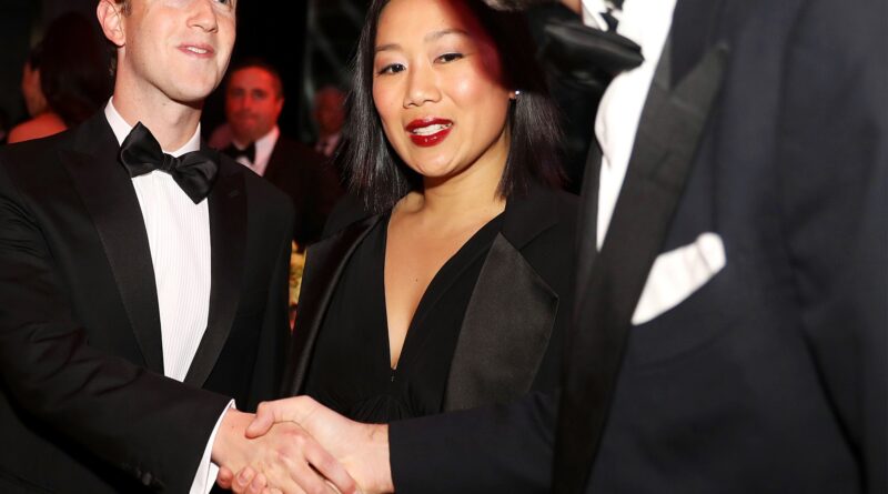 Priscilla Chan, in Bottega Veneta per l’inaugurazione, si schiera con Mark Zuckerberg e l’ordine mondiale di Trump