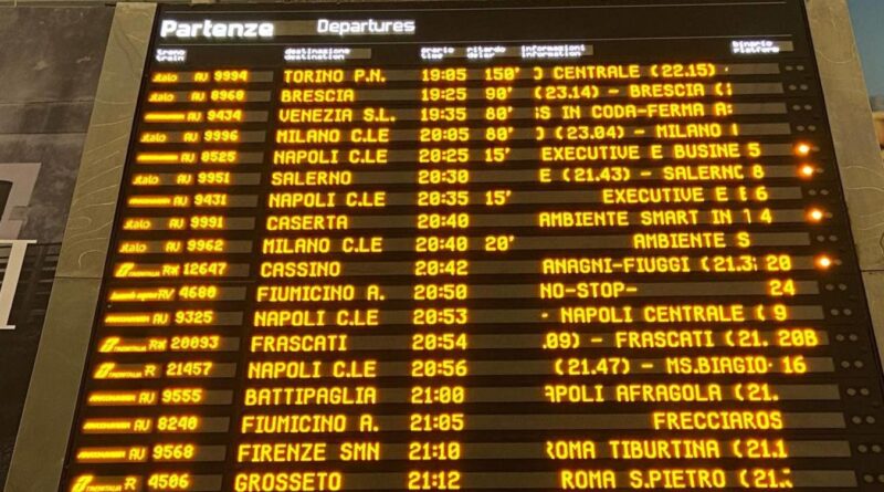 Treni in ritardo sulla Roma-Napoli per accertamenti tecnici. Trenitalia: “Circolazione tornata regolare”