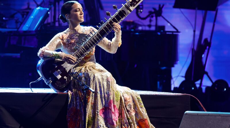 Anoushka Shankar parla di suo padre Ravi, dell’esibizione con Norah Jones e dell’eterna influenza di Björk