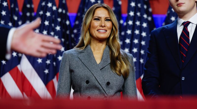 Il fotografo del ritratto ufficiale di Melania Trump dice che il suo scatto cattura la “gentilezza” della First Lady