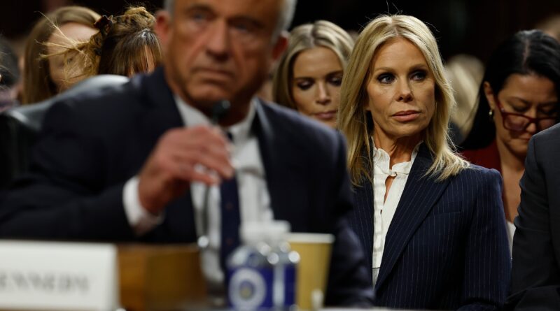 Cheryl Hines, Megyn Kelly e Vani Hari formano la squadra di cheerleader del MAHA di RFK Jr. alla prima udienza di conferma