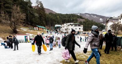 Roccaraso blindata, arrivati 60 pullman ma niente neve: il maltempo anticipa i rientri