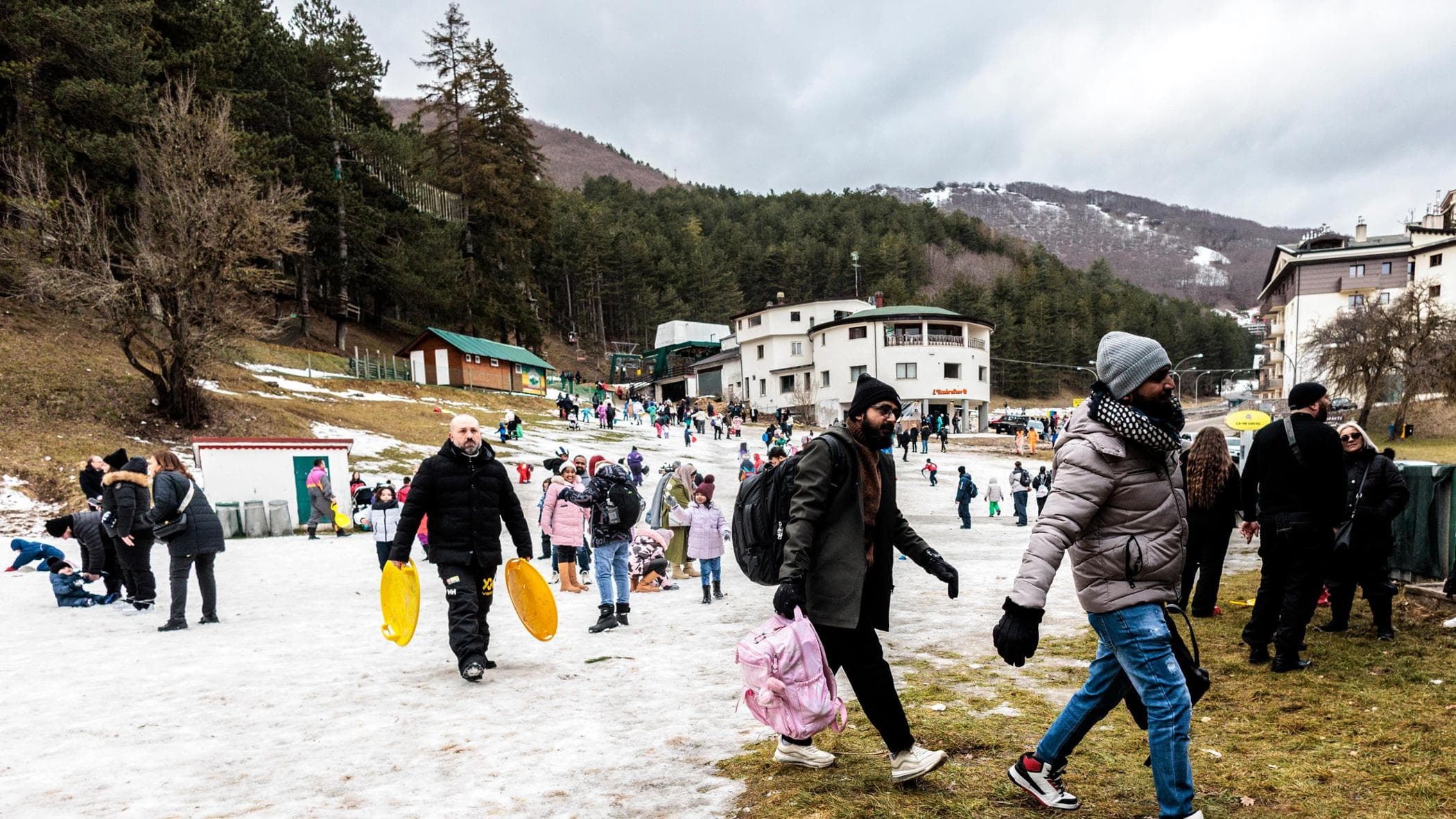 Roccaraso blindata, arrivati 60 pullman ma niente neve: il maltempo anticipa i rientri