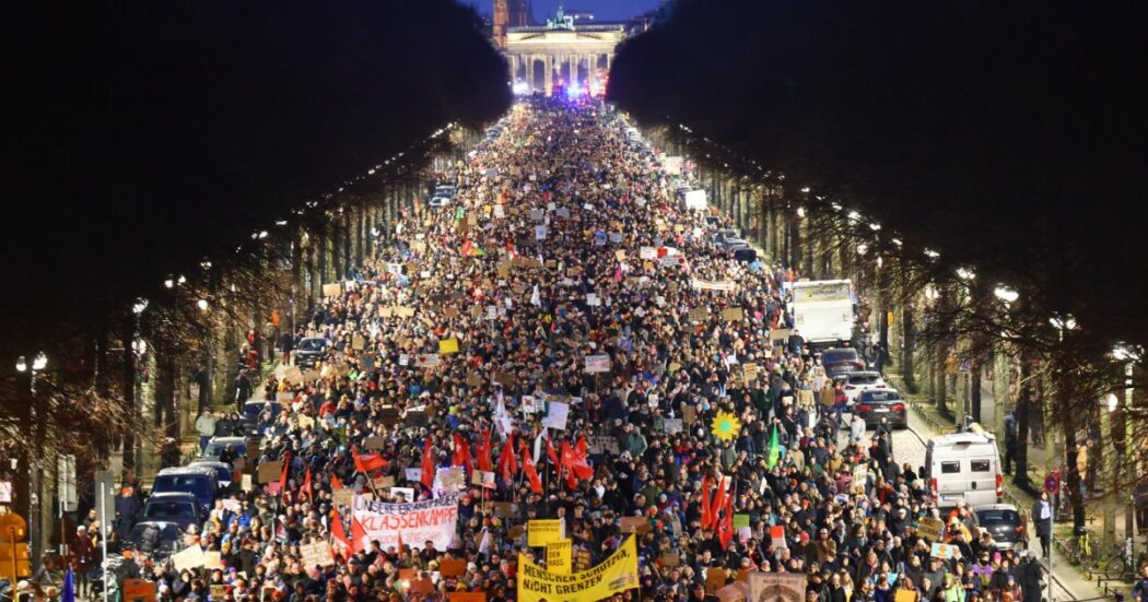 A Berlino grande manifestazione contro l’apertura della Cdu ad AfD (che cresce nei sondaggi). Gli organizzatori: “Siamo 250mila”