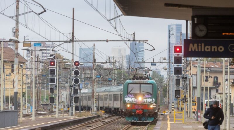 Domani sciopero dei trasporti, stop dei treni regionali in Lombardia e aerei in tutta Italia. Ecco gli orari