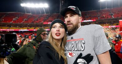 Super Bowl 2025: Travis Kelce abbandona l’hotel dei Kansas City Chiefs per un appuntamento a cena con Taylor Swift