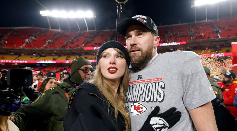 Super Bowl 2025: Travis Kelce abbandona l’hotel dei Kansas City Chiefs per un appuntamento a cena con Taylor Swift