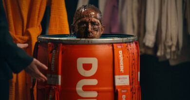 Certo che Jeremy Strong si è impegnato a fondo in quello spot per il Super Bowl di Dunkin’s