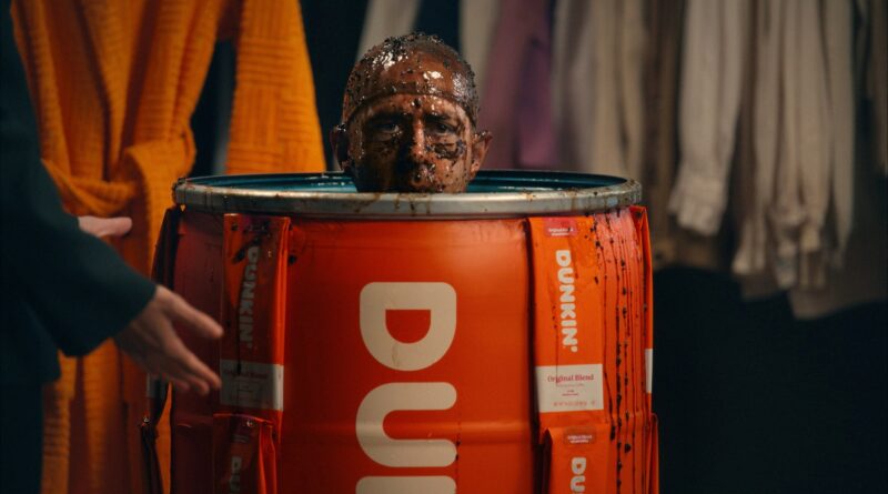 Certo che Jeremy Strong si è impegnato a fondo in quello spot per il Super Bowl di Dunkin’s