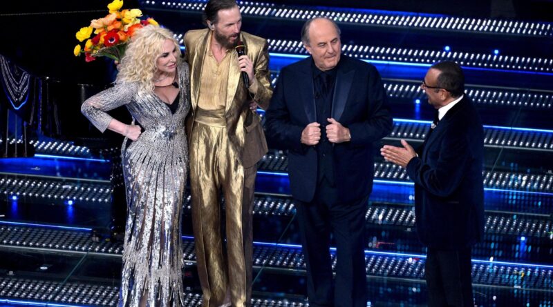 Jovanotti accede alla prima serata del festival di Sanremo, ma la star è il Papa