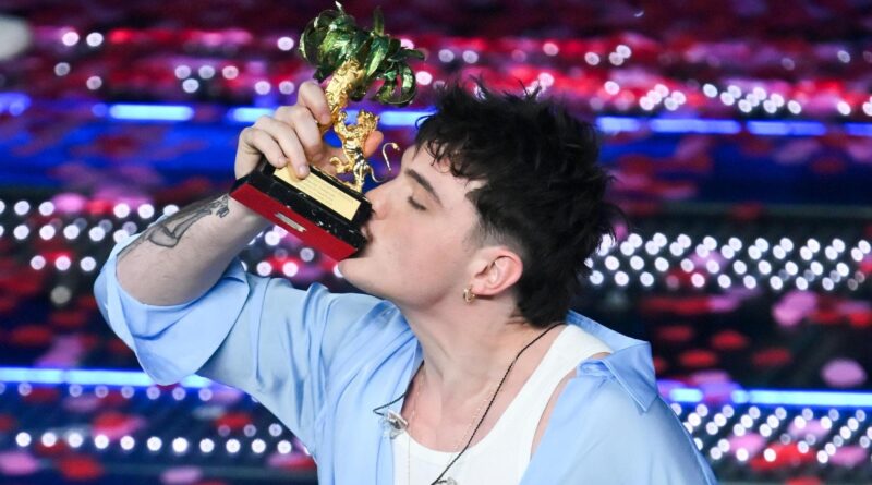 Sanremo 2025: vince Olly con Balorda Nostalgia. Secondo Lucio Corsi. Fischi per l’esclusione dai 5 di Achille Lauro e Giorgia