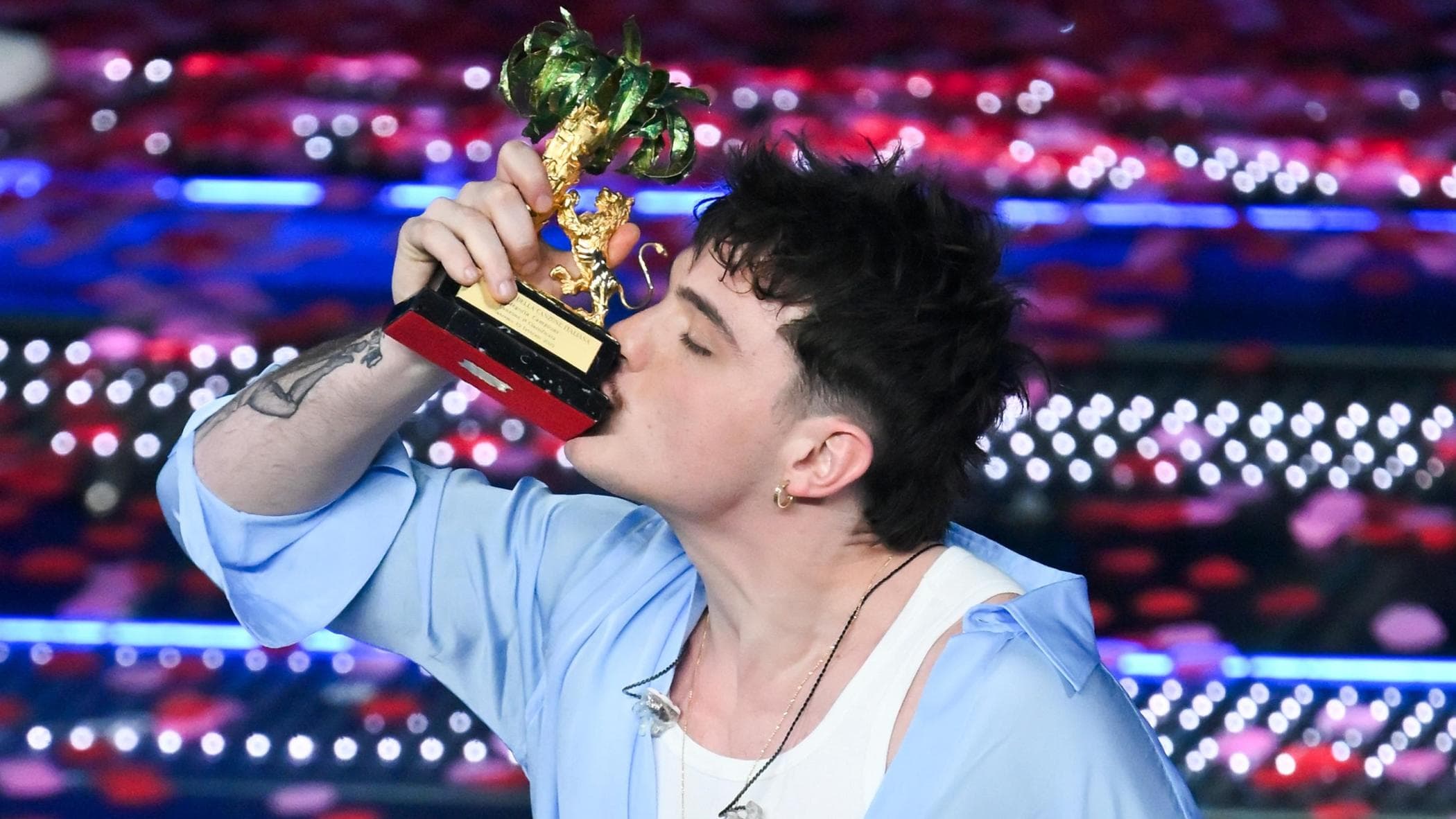 Sanremo 2025: vince Olly con Balorda Nostalgia. Secondo Lucio Corsi. Fischi per l’esclusione dai 5 di Achille Lauro e Giorgia