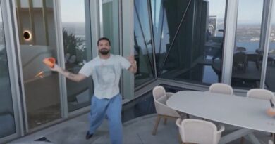 Drake scopre un drone nella sua villa di lusso e va su tutte le furie: gli lancia le pantofole e urla, il video dell'”attacco”