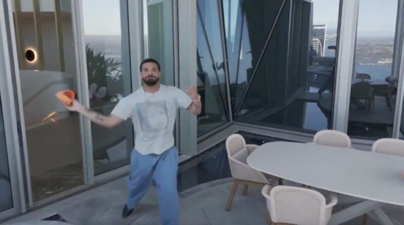 Drake scopre un drone nella sua villa di lusso e va su tutte le furie: gli lancia le pantofole e urla, il video dell'”attacco”