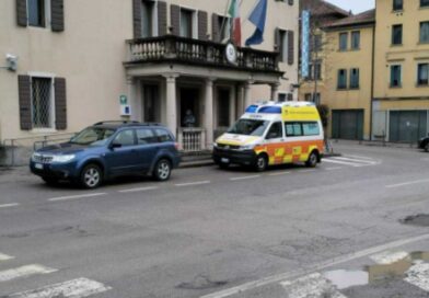 Prova a soffocare il marito con un cuscino, poi lo infilza più volte con una forbice: dopo l’arresto ha un malore